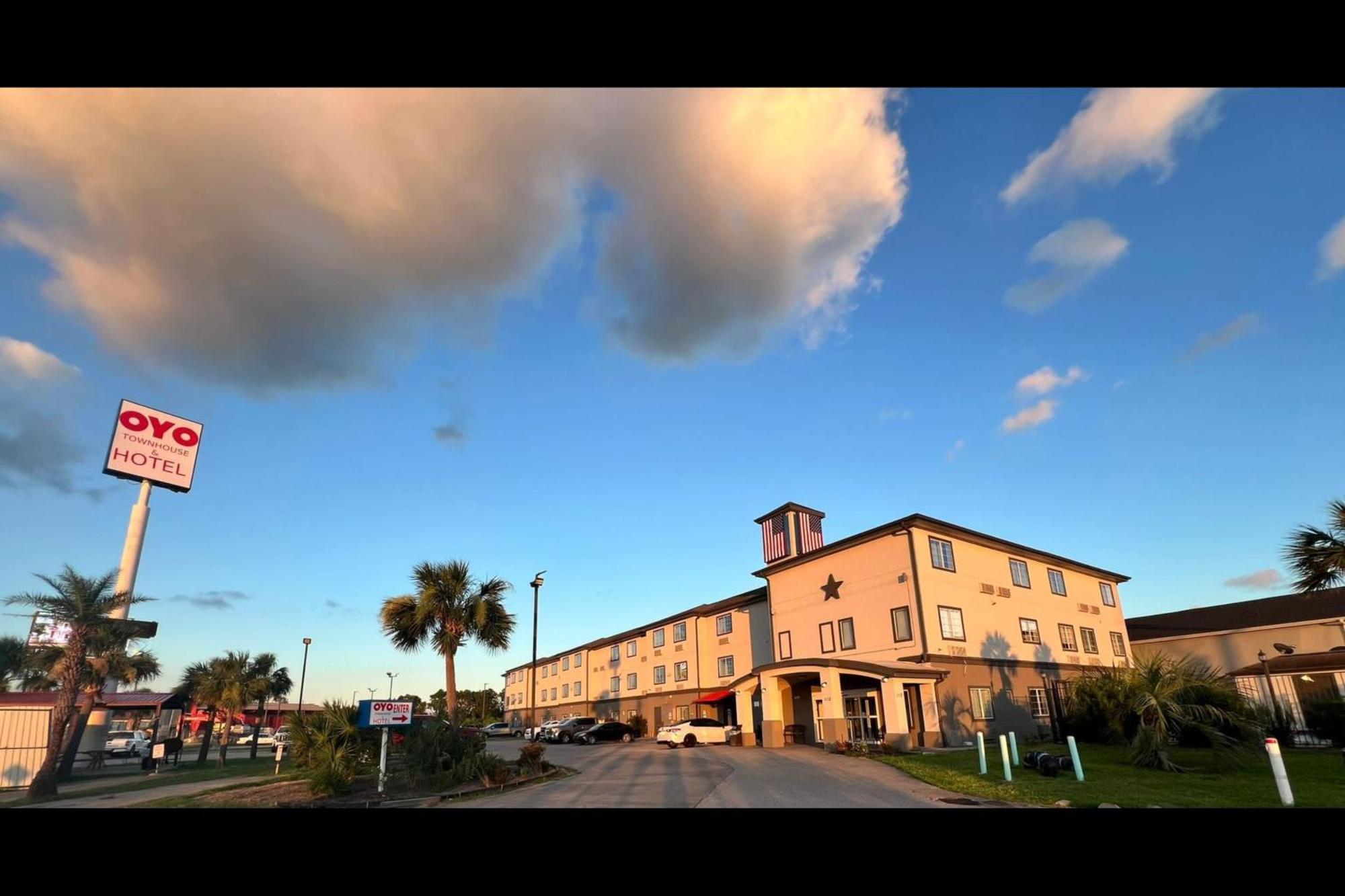 Oyo Townhouse Sulphur,La Extended Stay Ngoại thất bức ảnh